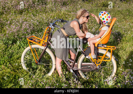 Los Angeles, Ca - 11. Juli: Frau reitet ein Fahrrad auf einem Pfad mit Blick auf den Ozean in Los Angeles, Kalifornien am 30. März 2011. Stockfoto