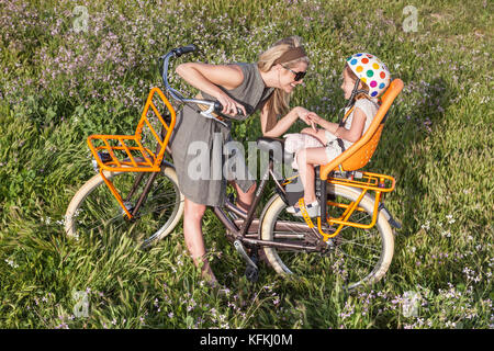 Los Angeles, Ca - 11. Juli: Frau reitet ein Fahrrad auf einem Pfad mit Blick auf den Ozean in Los Angeles, Kalifornien am 30. März 2011. Stockfoto