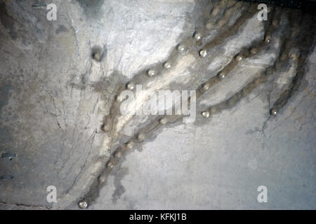 Wassertropfen auf einer Betondecke und Hauswand mit Feuchtigkeit durchsetzt. Stockfoto