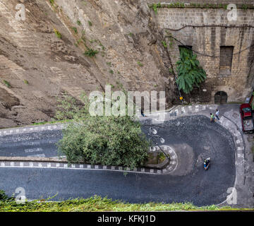 Luftaufnahme der Via Luigi De Maio. Haarnadelkurve führt zu Marina Piccola. Sorrento, Italien. Stockfoto