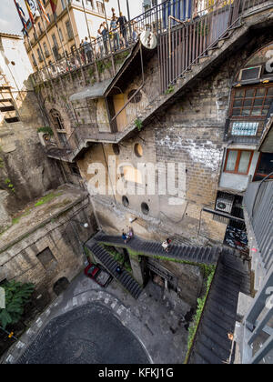 Luftaufnahme von Treppen, die auf die Via Luigi De Maio. Kurvenreiche Straße führt nach Marina Piccola. Sorrento, Italien. Stockfoto