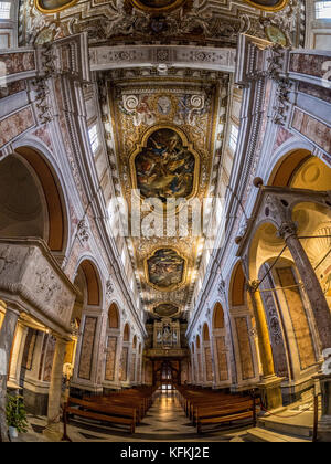 Fisheye Schuß des Ganges und die Decke der Kathedrale von Sorrento, Sorrento, Italien. Stockfoto