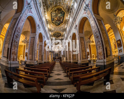 Fisheye Schuß des Ganges im Inneren der Kathedrale von Sorrento, Italien Stockfoto