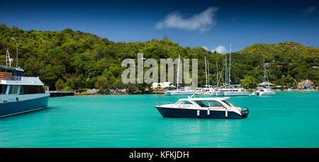 Die Seychellen, Praslin, Baie St. Anne, jetty, Charter Boote in geschützten Hafen, Panorama Stockfoto