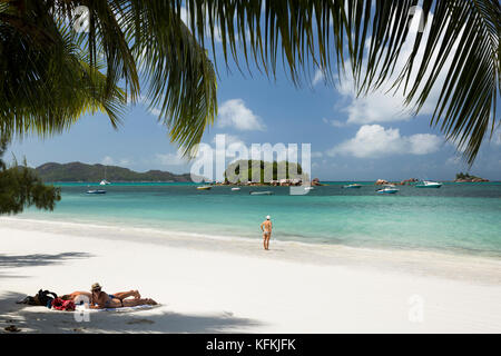 Sey 270 Seychellen, Praslin, Anse Volbert, Cote d'Or, Urlauber Entspannung im idyllischen Strand Stockfoto