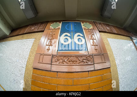 66Th Street Keramik Mosaik Wandbild an der 66th Street, Lincoln Center u-bahn Station, New York City, NY, Vereinigte Staaten von Amerika. Stockfoto