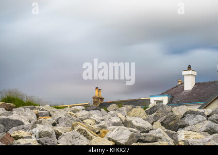 Eine eigenständige weiße Haus auf der ullapool Strand Stockfoto