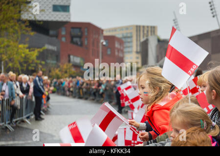 Amersfoort, Niederlande, 24. Oktober 2017: Schule Kinder sind wehenden Fahnen, während Sie für König Willem warten - Alexander und Königin máxima. Der royal Kuppl Stockfoto