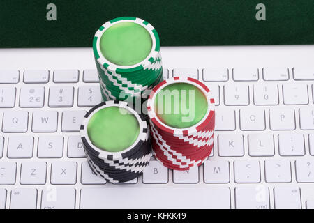 Casino-Chips auf der Computertastatur in Online-Glücksspiel-Konzept Stockfoto
