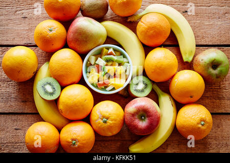 Obst Salat in der Mitte des organischen Früchten Stockfoto