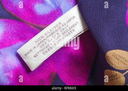 Label in der Frau 100% Seide Schal in Japan gemacht, Rosa, Blau, Violett Farben - chemische Reinigung - nur in der UK Vereinigtes Königreich, Großbritannien verkauft. Stockfoto
