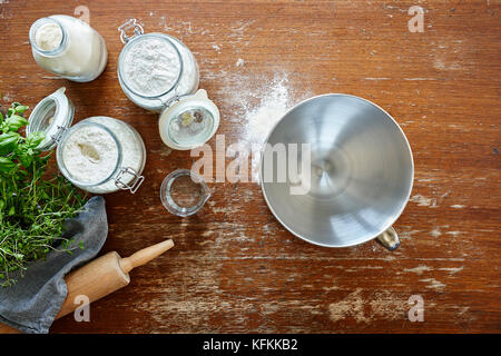 Backen zu Hause eine Schüssel Mehl auf Holz- trable Stockfoto