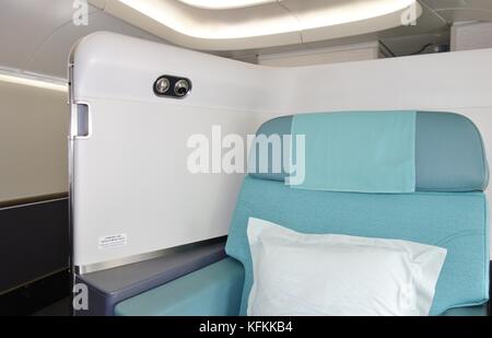 Blick auf azurblaue Sitze und Suiten in der First Class Kabine eines Korean Airlines (KE) Boeing 747-8 Flugzeugs Stockfoto