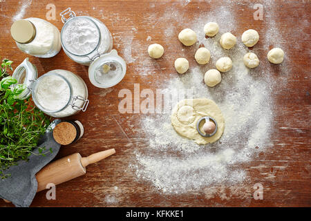 Ausschneiden von Ravioli und Pasta zu Hause Holztisch Stockfoto