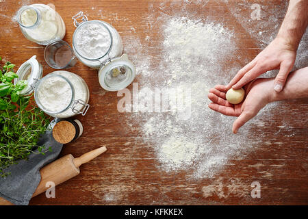 Hausgemachte Pasta, die Hände den Teig vorbereiten Stockfoto