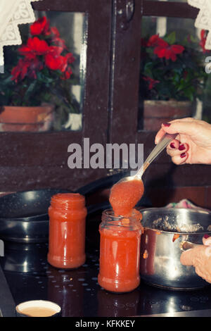 Eine Hausfrau macht Apple Jam. Stockfoto