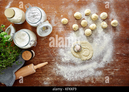 Hausgemachte Pasta, Ravioli ausschneiden Stockfoto