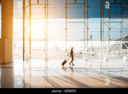 Frau am Flughafen Stockfoto