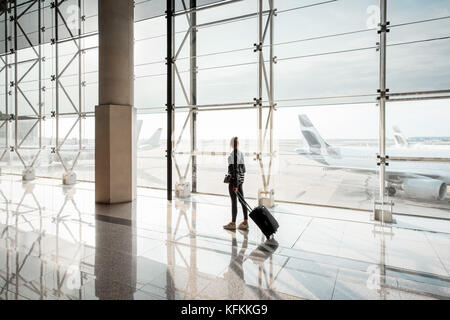 Frau am Flughafen Stockfoto