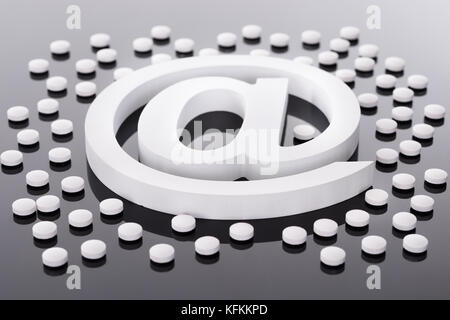 Bei Internet Symbol und Medizin Pills on Black Stockfoto
