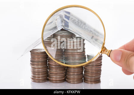 Inspektion von Haus aus Münzen. auf weißem isoliert Stockfoto
