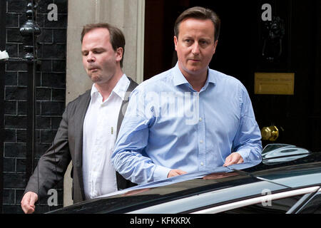 Premierminister David Cameron (R) und Direktor der Kommunikationen Craig Oliver (L) verlassen, 10 Downing Street in London. August 2012. Stockfoto