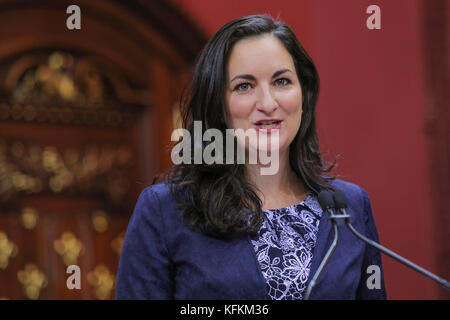 Marie Montpetit wird als Ministre de la Culture et des Communications et ministre Responsable de la Protection et de la Promotion de la langue francaise (Kulturministerin) des neuen liberalen Kabinetts bei der Nationalversammlung in Québec am 11. Oktober 2017 vereidigt. Stockfoto