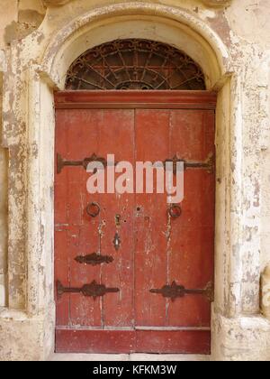 Traditionelle maltesische Türen und Fenster. Eisenstangen 17. bis 20. Jahrhunderts. Stockfoto