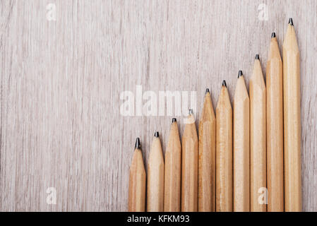Progressive Grafik aus Bleistiften auf Holztisch Stockfoto