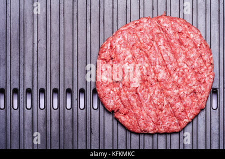 Raw burger Patty auf einem Metall Hintergrund Stockfoto