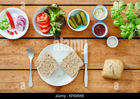 Eine vegane sandwich Salate und geschnittene bredrole Stockfoto