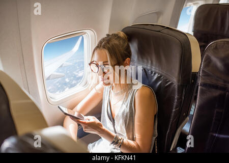 Frau im Flugzeug Stockfoto