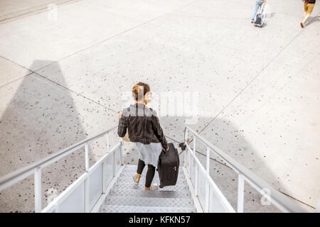 Frau zu Fuß Flugzeug Stockfoto