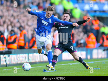 Sam Gallagher von Birmingham City (links) und Scott Hogan von Aston Villa Kampf um den Ball Stockfoto