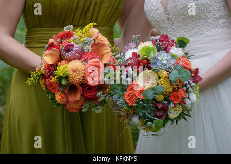 Nahaufnahme der Braut und Brautjungfern mit großen, bunten und anspruchsvollen Wedding Bouquets Stockfoto