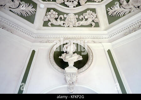 Büste von Minerva und Stuckdecke im achteckigen Salon (17.c) oder Salon, Château von Suze-la-Rousse Drome France Stockfoto