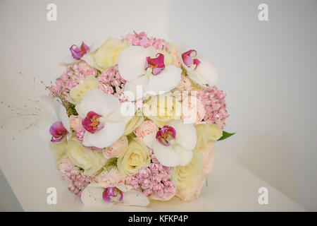 Exotische Orchideen, blass gelb und rosa Rosen Brautstrauß. Hochzeitsarrangements, floral Einstellung, Zubehör, Ideen und Themen für Bräute. Stockfoto