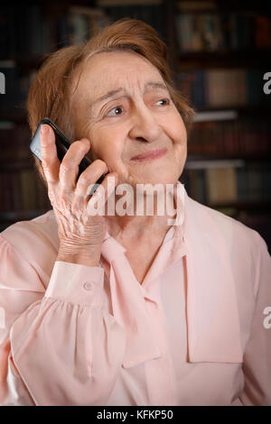 Portrait von lächelnden älteren Frau mit Smartphone. selektive Fokus Stockfoto