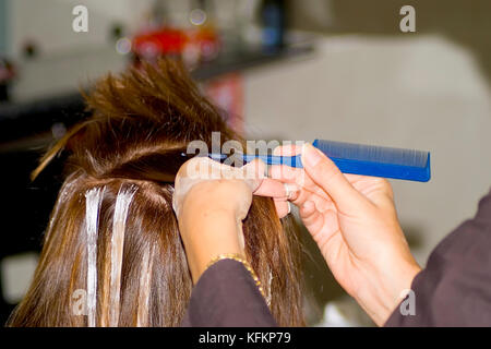 Friseur färben die Haare einer Frau Stockfoto
