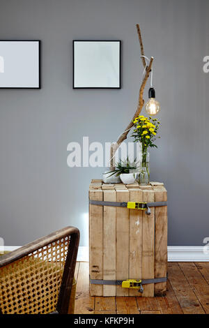 Individuelle Raumgestaltung kreative Holz Beistelltisch in lebendige Landschaft kreative Dekoration Stockfoto