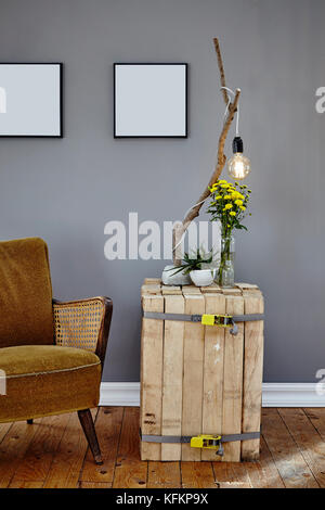 Interior Design Wohnzimmer einzigartige Seite Tisch und Stuhl in der lebhaften Atmosphäre Stockfoto