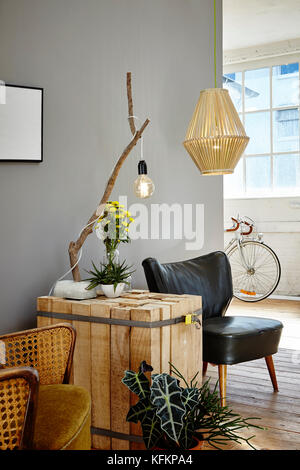 Holz Beistelltisch individuelles Design adn organische Dekoration in städtischen Loft Stockfoto