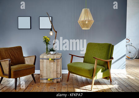 Zwei Retro Design Stühle im sonnigen Wohnzimmer loft Berlin Atmosphäre Stockfoto