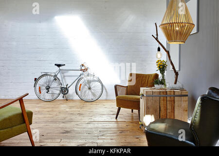 Lounge im Startup Vintage Stühle in städtischen Loft Stockfoto