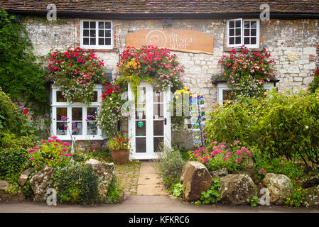 Die Henge Shop in Avebury Wiltshire England mit einem typisch englischen Country Cottage Garten Stockfoto