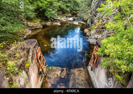 Fluss fließt durch alte Damm Tore - Asturien, Spanien Stockfoto