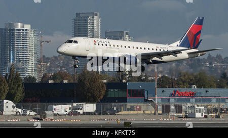 Richmond, British Columbia, Kanada. Oktober 2017. Ein Delta Connection Embraer 175 (N633CZ)-Regionalflugzeug mit schmalem Oberkörper im einschiffigen Regionalflugzeug im Endanflug zur Landung. Das Flugzeug ist Eigentum und wird von Compass Airlines unter Vertrag mit Delta Air Lines betrieben. Quelle: Bayne Stanley/ZUMA Wire/Alamy Live News Stockfoto