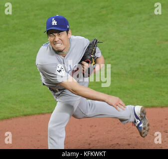 Houston, Texas, USA. Oktober 2017. Kenta Maeda (Dodgers) MLB : Kenta Maeda von den Los Angeles Dodgers Pitches während Spiel 3 der Major League Baseball's World Series gegen die Houston Astros im Minute Maid Park in Houston, Texas, USA. Quelle: AFLO/Alamy Live News Stockfoto