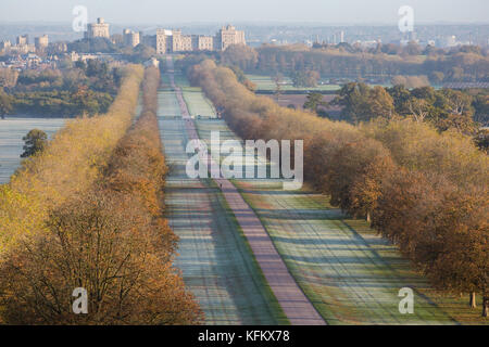 Windsor, Großbritannien. 30 Okt, 2017. de Wetter. ein Frost gesäumten Herbst Blick auf den langen Spaziergang im Windsor Great Park in Richtung Schloss Windsor von Snow Hill suchen. Heute Morgen war der erste Frost im Herbst im Park. Credit: Mark kerrison/alamy leben Nachrichten Stockfoto