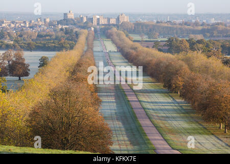 Windsor, Großbritannien. 30 Okt, 2017. de Wetter. ein Frost gesäumten Herbst Blick auf den langen Spaziergang im Windsor Great Park in Richtung Schloss Windsor von Snow Hill suchen. Heute Morgen war der erste Frost im Herbst im Park. Credit: Mark kerrison/alamy leben Nachrichten Stockfoto